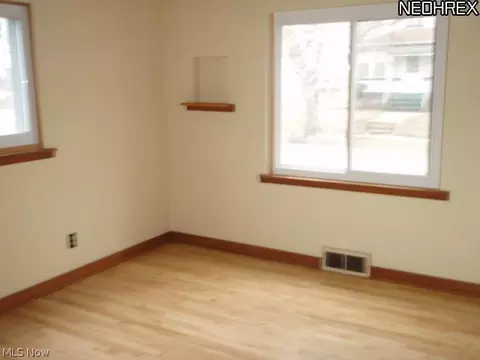 219 Perry St, Struthers, OH 44471 photo 9