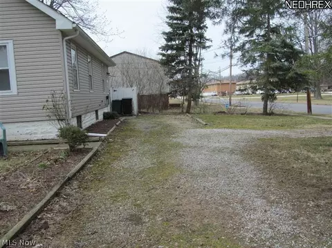 761 Howard St, Elyria, OH 44035 photo 2