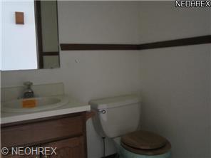 827 Oakridge Dr, Youngstown, OH 44512 photo 5