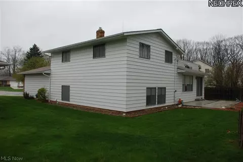 2219 Augustine Dr, Parma, OH 44134 photo 3