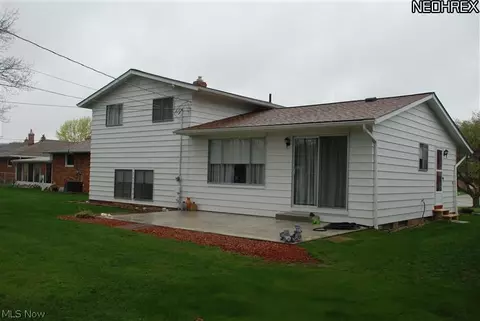 2219 Augustine Dr, Parma, OH 44134 photo 2