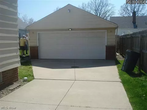 860 E 210th St, Euclid, OH 44119 photo 6