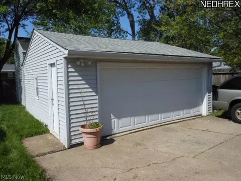 828 Wilder Ave, Elyria, OH 44035 photo 2