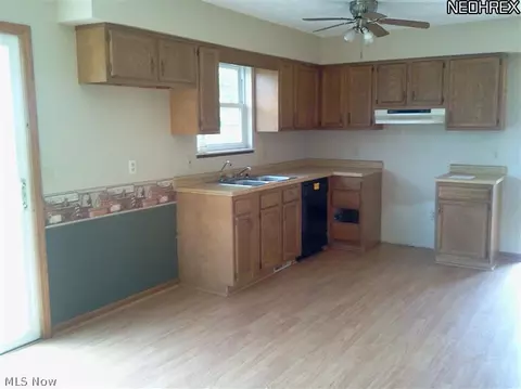 357 Howard Ave, Akron, OH 44312 photo 2