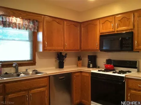 303 Deer Creek Dr, Struthers, OH 44471 photo 3