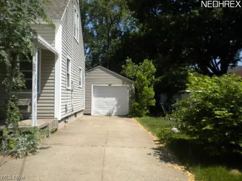 469 Eckard Ave, Akron, OH 44314 photo 2