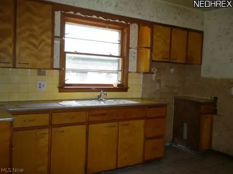469 Eckard Ave, Akron, OH 44314 photo 5