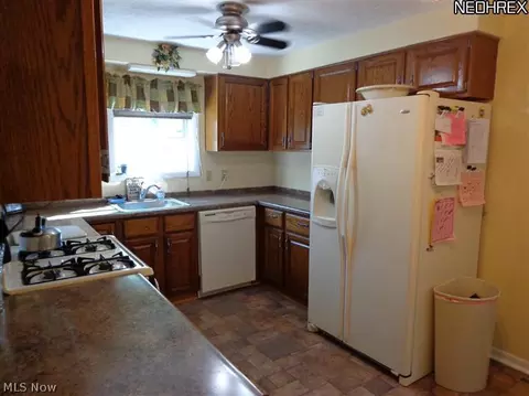 976 Valley Blvd, Elyria, OH 44035 photo 3