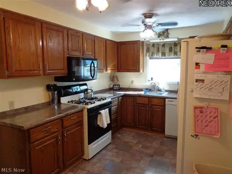 976 Valley Blvd, Elyria, OH 44035 photo 2