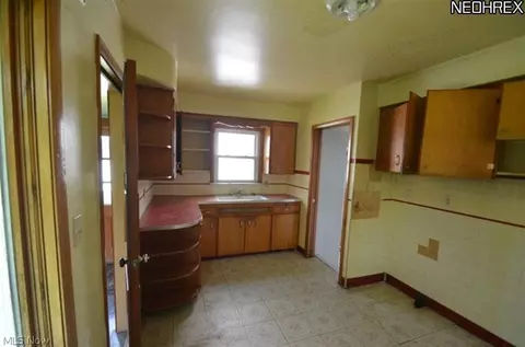 18907 Libby Rd, Maple Heights, OH 44137 photo 3