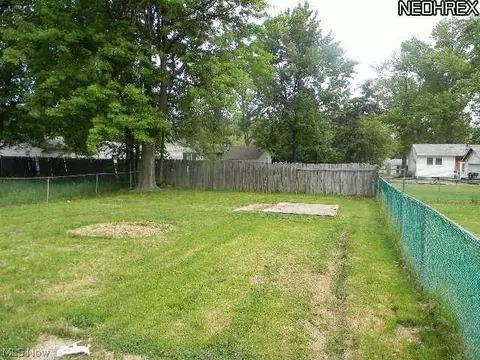632 Delaware Ave, Elyria, OH 44035 photo 2