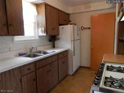 389 Clarmont Rd, Willowick, OH 44095 photo 6