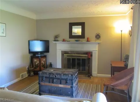 437 E 255, Euclid, OH 44132 photo 2