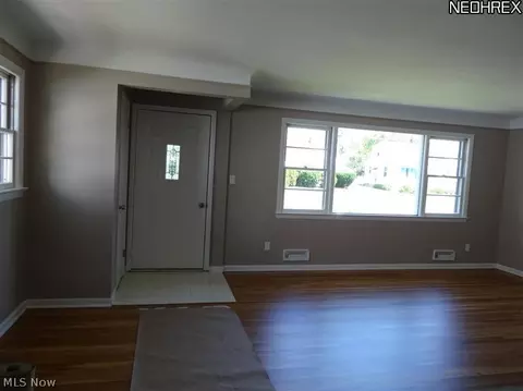 20700 Applegate Rd, Maple Heights, OH 44137 photo 5