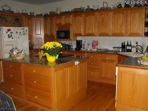 1410 Rustic Bridge Dr, Kent, OH 44240 photo 2