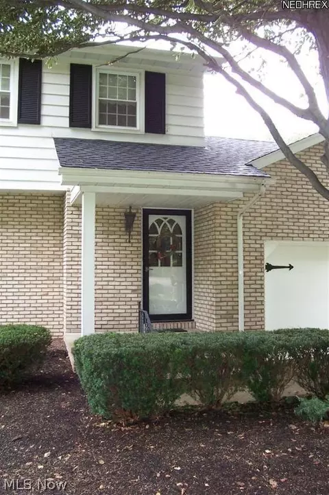 1389 Doncaster Dr, Youngstown, OH 44511 photo 2