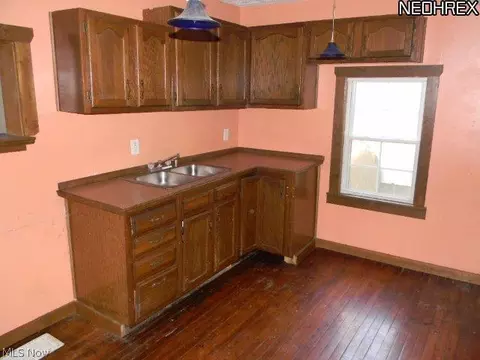 324 8th St, Elyria, OH 44035 photo 3