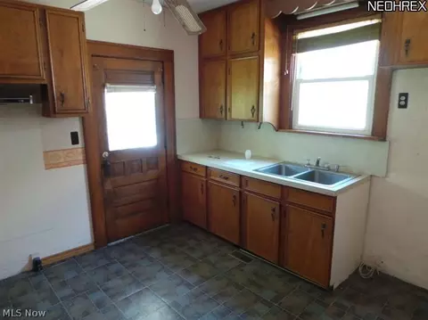 415 W 8th St, Dover, OH 44622 photo 2