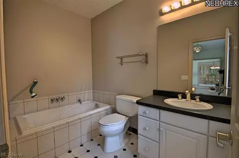 6450 Suzanne Ln, Solon, OH 44139 photo 8