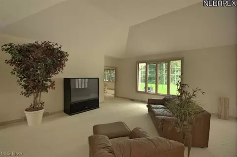 6450 Suzanne Ln, Solon, OH 44139 photo 2