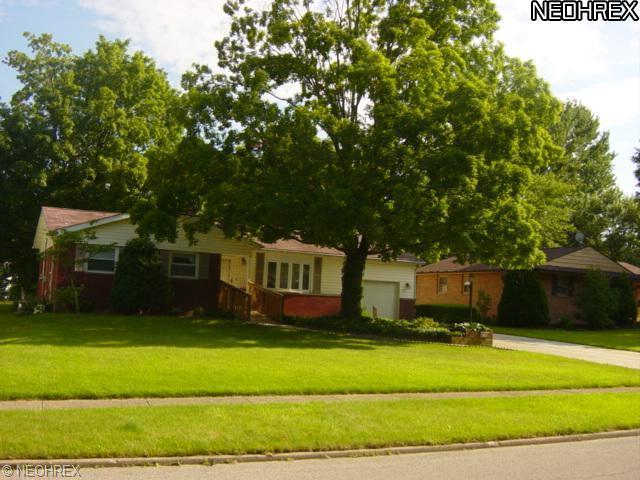 887 Larkridge Ave, Youngstown, OH 44512 photo 2