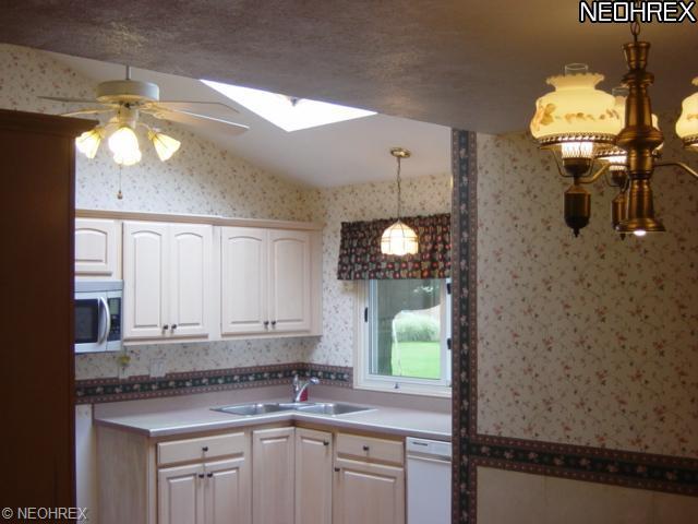 887 Larkridge Ave, Youngstown, OH 44512 photo 3
