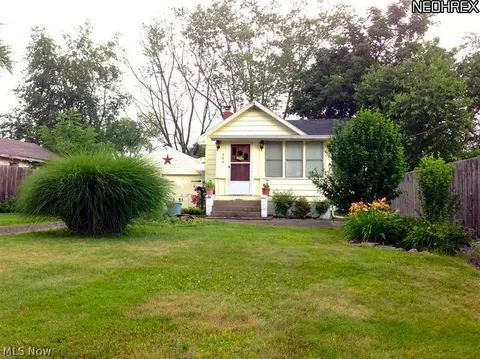 359 Spring St, Struthers, OH 44471 photo 2