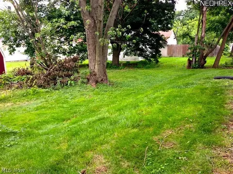 359 Spring St, Struthers, OH 44471 photo 3
