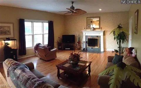 69 Kingston Dr, Aurora, OH 44202 photo 2
