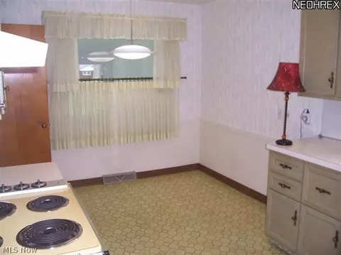 4017 Dover Rd, Youngstown, OH 44511 photo 6