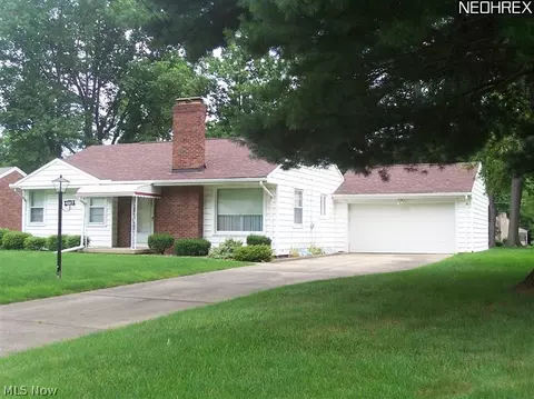 4017 Dover Rd, Youngstown, OH 44511 photo 1