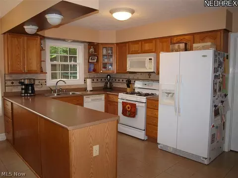 360 Chatham Dr, Aurora, OH 44202 photo 3