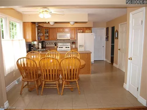 360 Chatham Dr, Aurora, OH 44202 photo 2