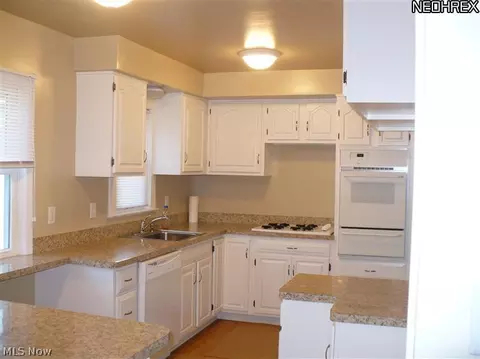 390 Divot Dr, Willowick, OH 44095 photo 4