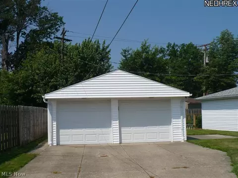 390 Divot Dr, Willowick, OH 44095 photo 2