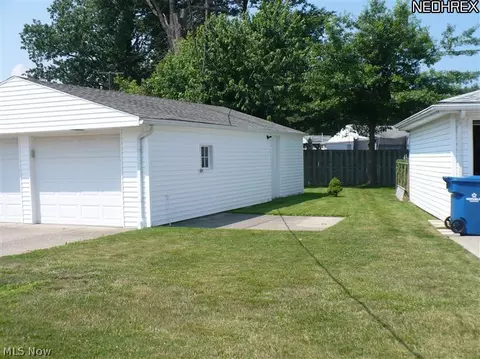 390 Divot Dr, Willowick, OH 44095 photo 5