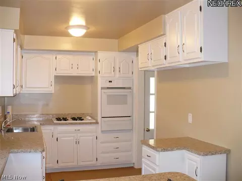 390 Divot Dr, Willowick, OH 44095 photo 3