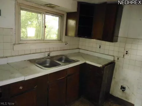 2310 Wright Rd, Akron, OH 44320 photo 9