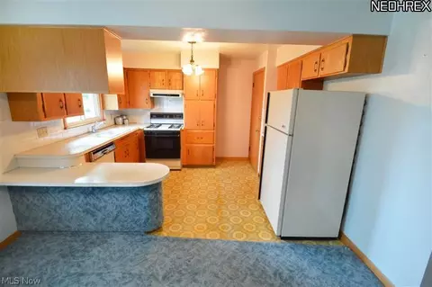 608 W Harvey St, Struthers, OH 44471 photo 4