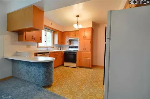 608 W Harvey St, Struthers, OH 44471 photo 5