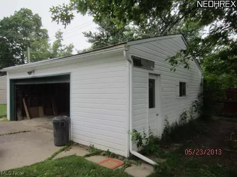 479 Walnut Dr, Berea, OH 44017 photo 2