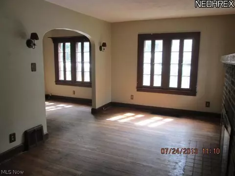 215 E 45th St, Lorain, OH 44052 photo 2