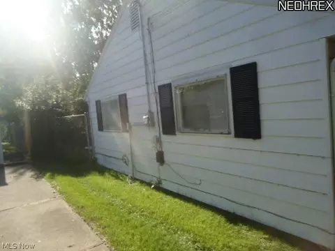 328 White Oak Dr, Elyria, OH 44035 photo 2