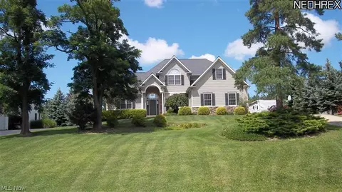 8033 Pinehurst Dr, Willoughby, OH 44094 photo 1