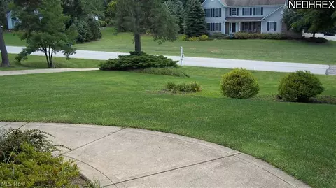 8033 Pinehurst Dr, Willoughby, OH 44094 photo 2