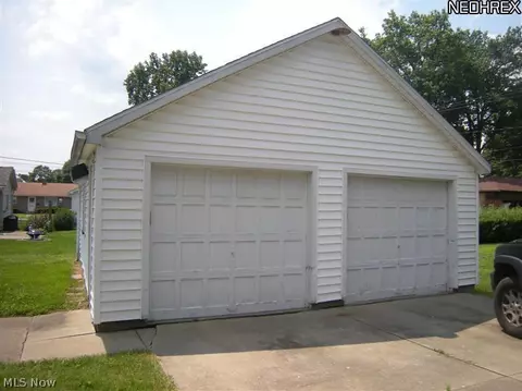 711 E 4th St, Dover, OH 44622 photo 3
