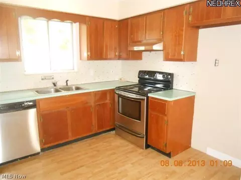 375 Baldwin Dr, Berea, OH 44017 photo 2