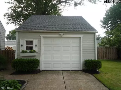 1614 Mapledale Rd, Wickliffe, OH 44092 photo 17