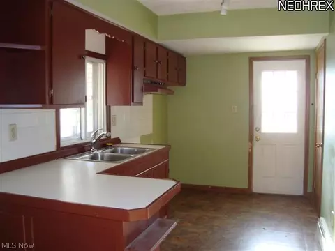 301 E 248th St, Euclid, OH 44123 photo 4