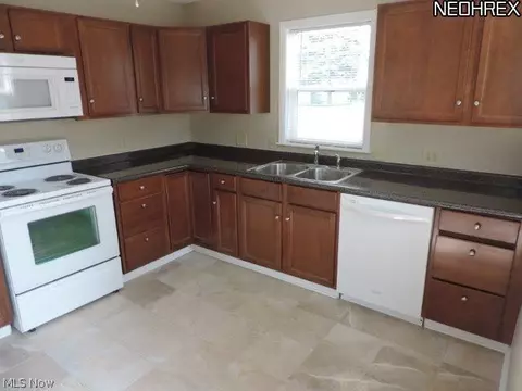 1427 Oak St, Dover, OH 44622 photo 2